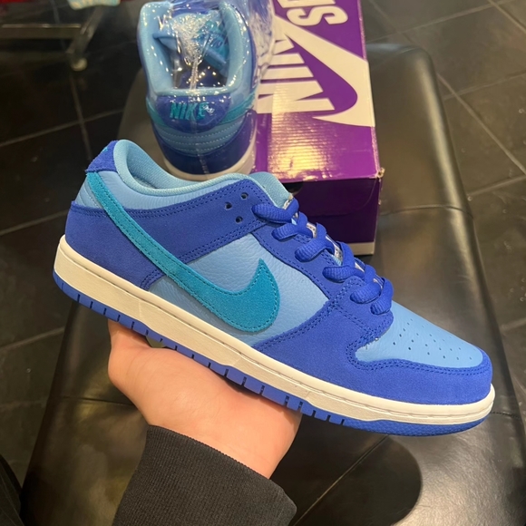 nike dunk blue raspberry on feet